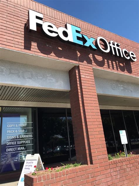 Specialties FedEx Office offers full-color, professional printing for a wide range of products, from brochures and business cards to presentations and postcards to signs and banners. . Fedex office print ship center fotos